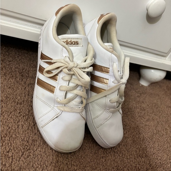 Size 6 rose gold adidas. Have been worn a couple of times but not much! - Picture 2 of 3